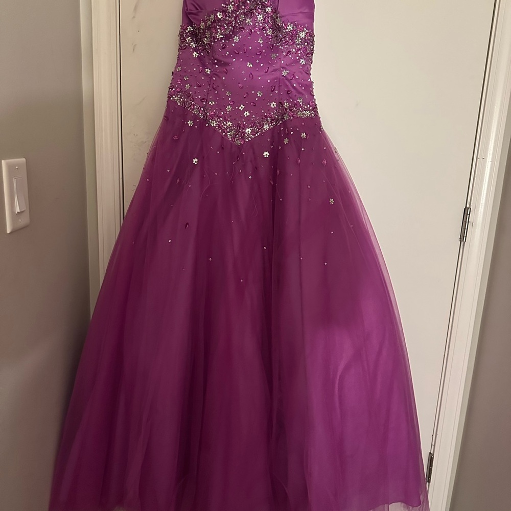 I wore this dress and a spring formal a few years ago. - Picture 5 of 13